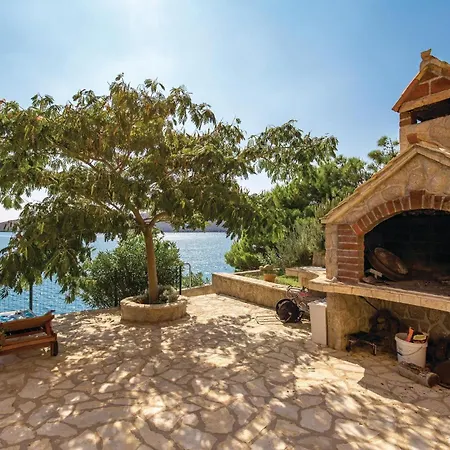 2 Bedroom Lovely In Apartment Vlasici